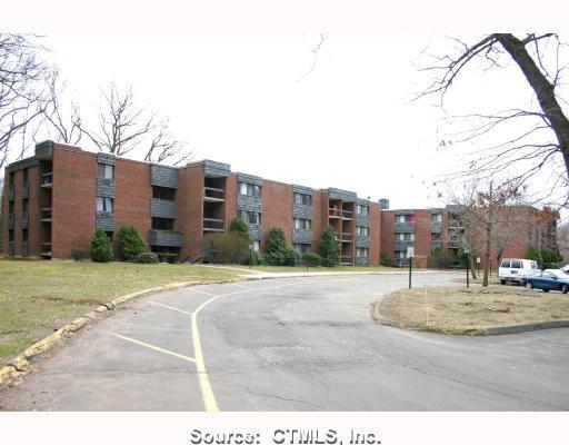 931 High Path Road, Unit 931 Windsor, CT 06095 - Photo 1 of 1 a view of a basketball court