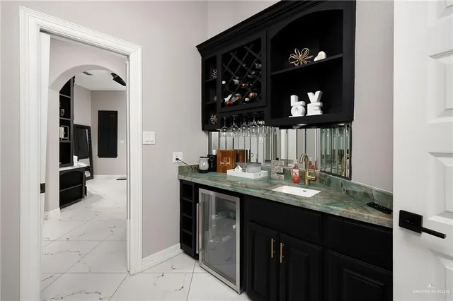 a en suite bathroom with a sink and a mirror