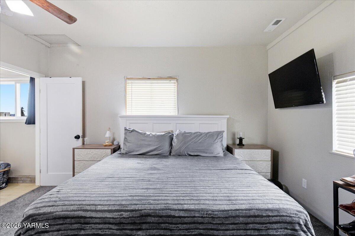 23 Shafer Avenue Naches, WA 98937 - Photo 15 of 29 a bedroom with a bed and a flat screen tv