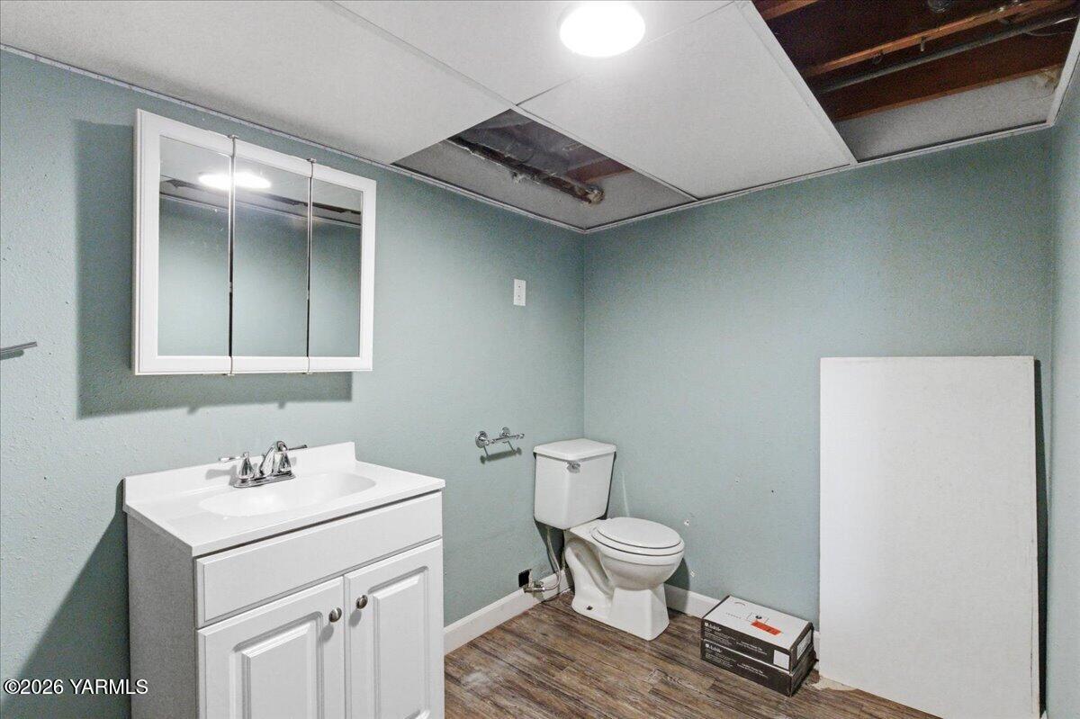 23 Shafer Avenue Naches, WA 98937 - Photo 19 of 29 a bathroom with a toilet a sink and mirror