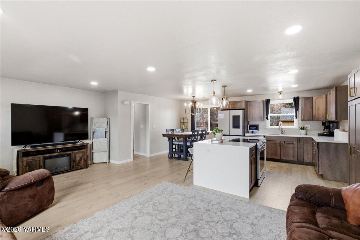 23 Shafer Avenue Naches, WA 98937 - Photo 2 of 29 a living room with furniture and a flat screen tv