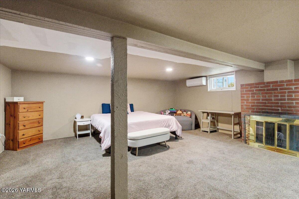 23 Shafer Avenue Naches, WA 98937 - Photo 21 of 29 a bedroom with furniture and a flat tv screen