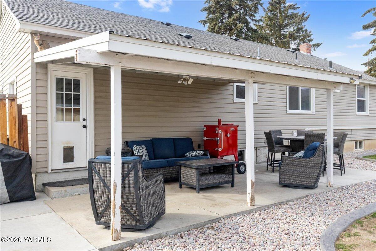 23 Shafer Avenue Naches, WA 98937 - Photo 24 of 29 a view of a patio with couches chairs and a fire pit