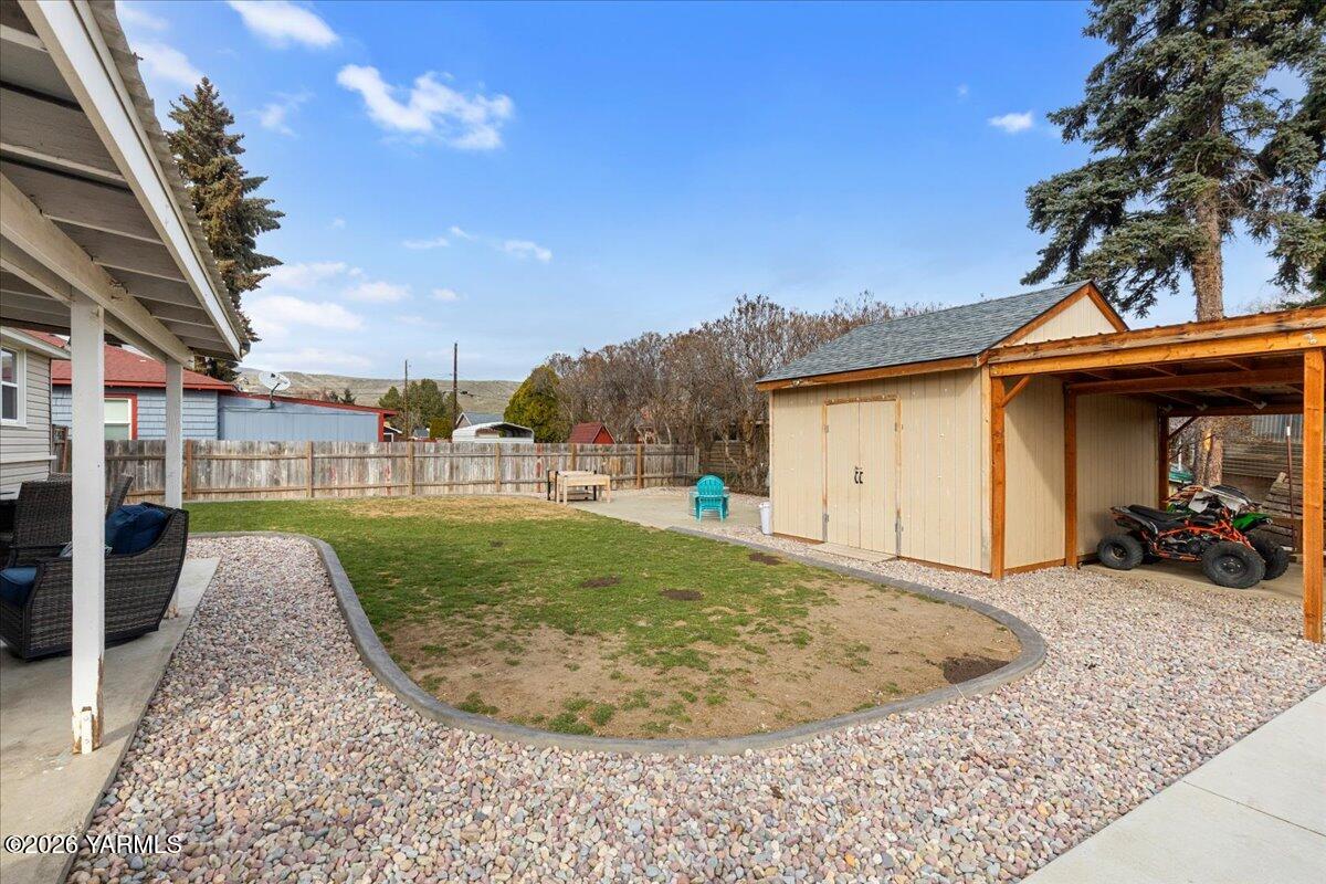 23 Shafer Avenue Naches, WA 98937 - Photo 27 of 29 a view of a house with a backyard