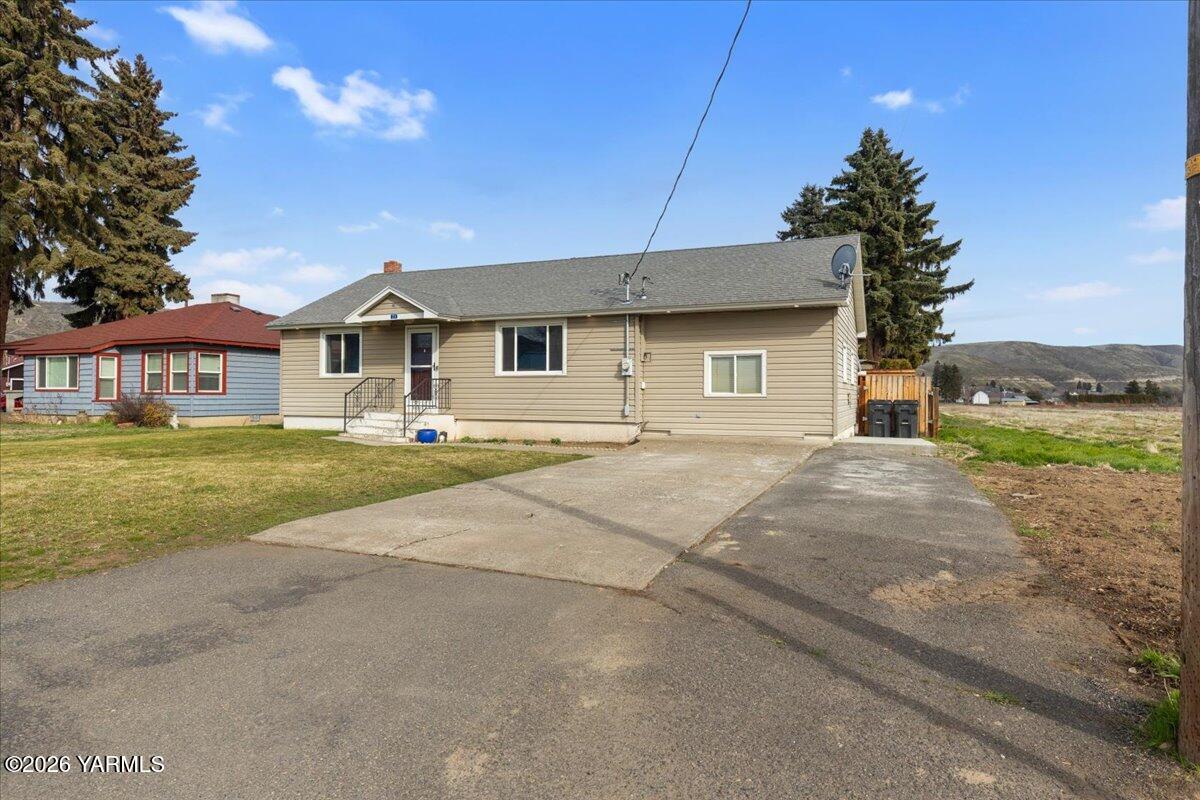 23 Shafer Avenue Naches, WA 98937 - Photo 29 of 29 a house with yard in front of it
