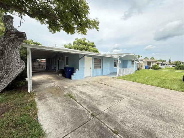 a view of a house with backyard and porch