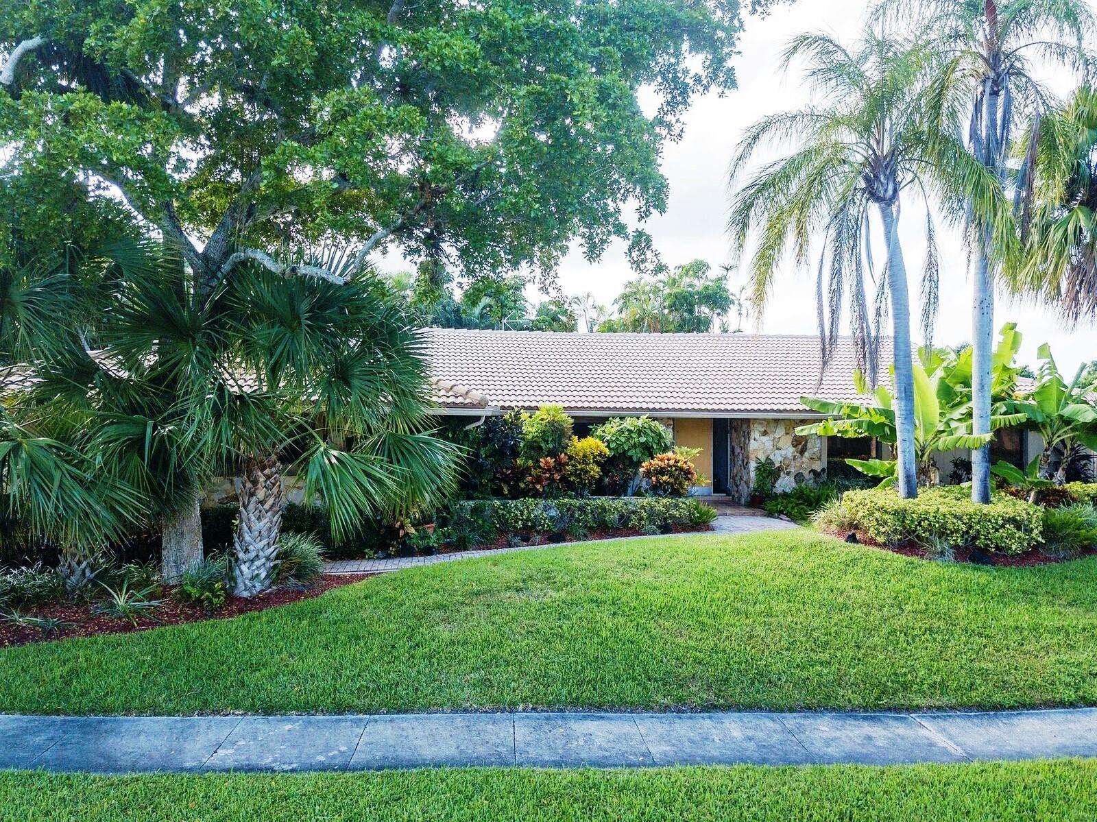 6761 Entrada Place Boca Raton, FL 33433 - Photo 7 of 69 a view of a yard in front of house