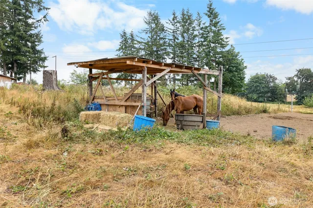 a view of a yard with a house