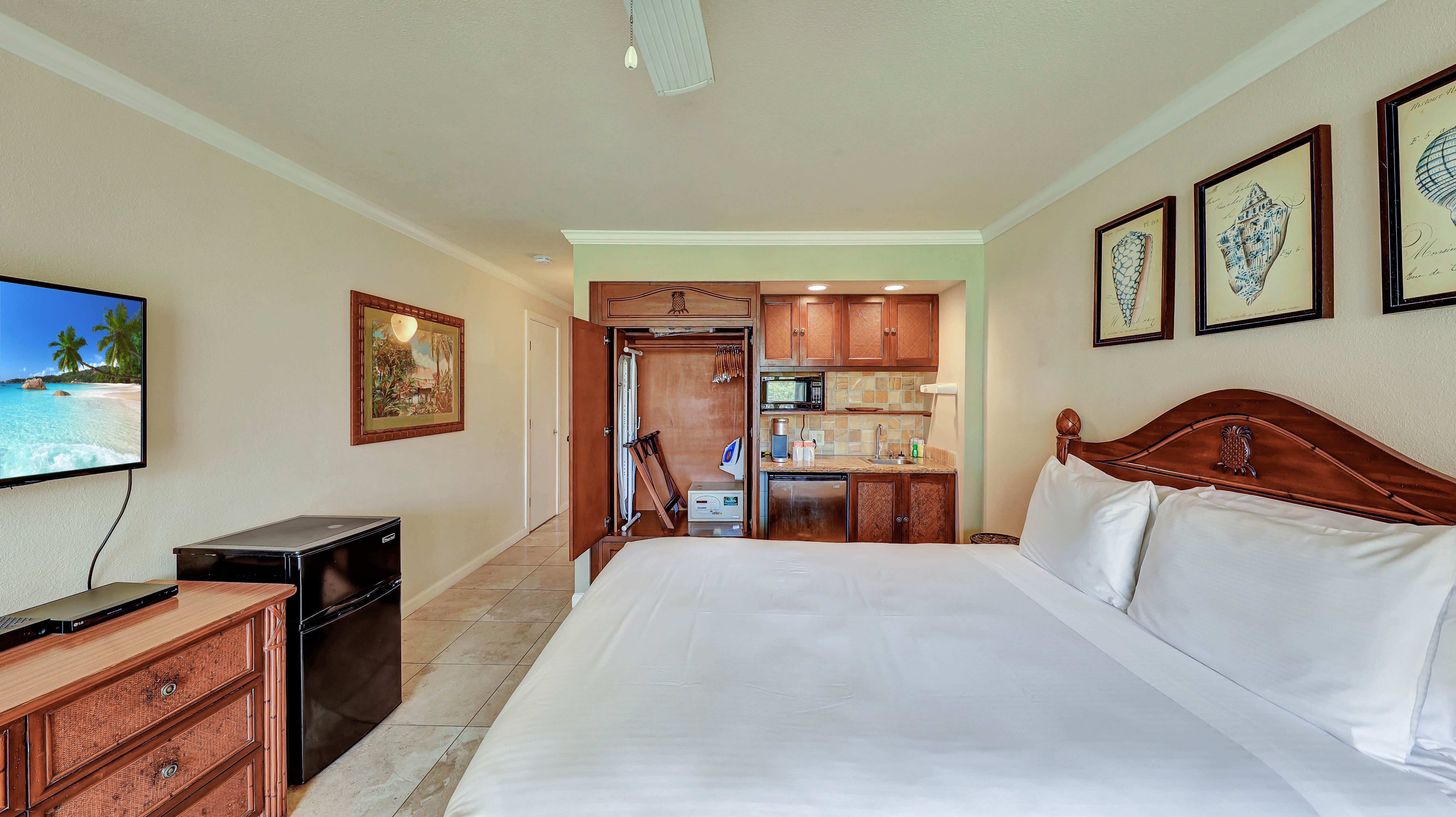 440 Aleka Place, Unit 256 Kapaa, HI 96746 - Photo 5 of 27 a bedroom with a bed and a desk