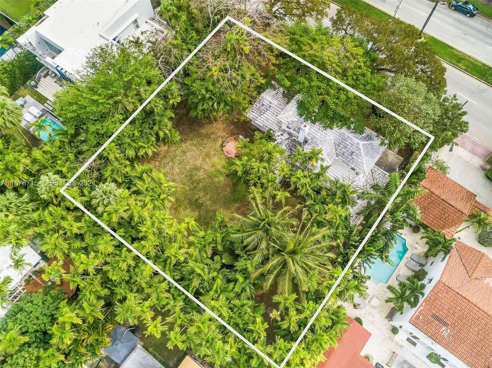 6080 Alton Road Miami Beach, FL 33140 - Photo 11 of 11 a backyard of a house