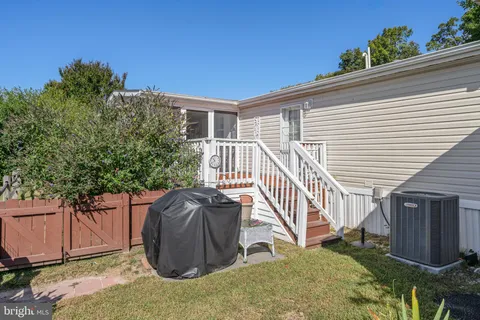 a view of backyard of the house
