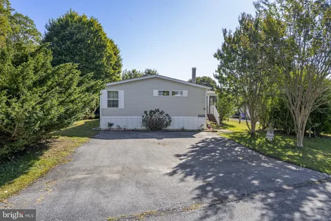 an aerial view of a house having yard