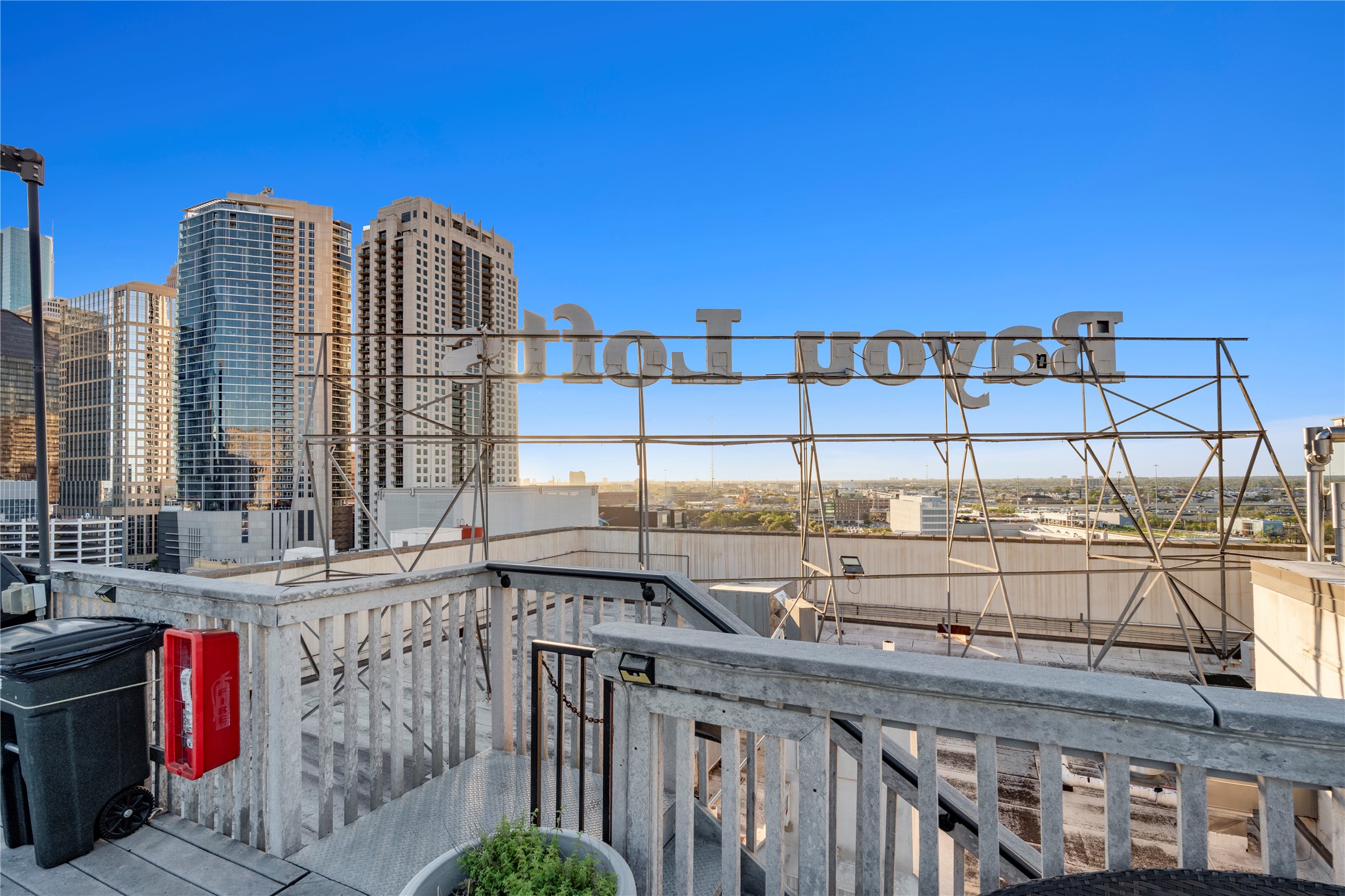 915 Franklin Street, Unit 8J Houston, TX 77002 - Photo 2 of 12 a view of tall buildings