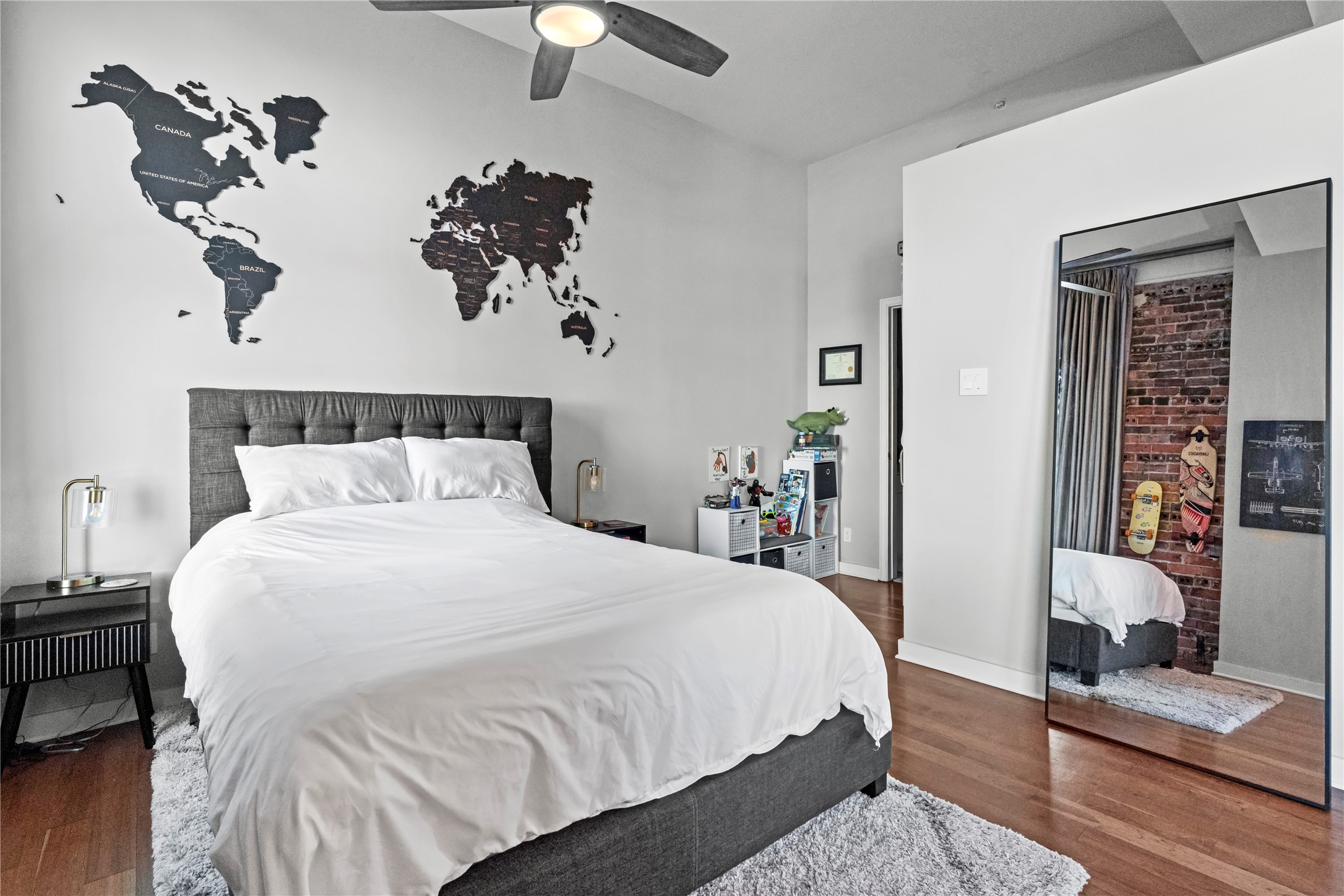 915 Franklin Street, Unit 8J Houston, TX 77002 - Photo 6 of 12 a bedroom with bed and wooden floor