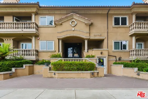$1,195,000 | 11440 National Boulevard, Unit 16, Los Angeles, CA 90064