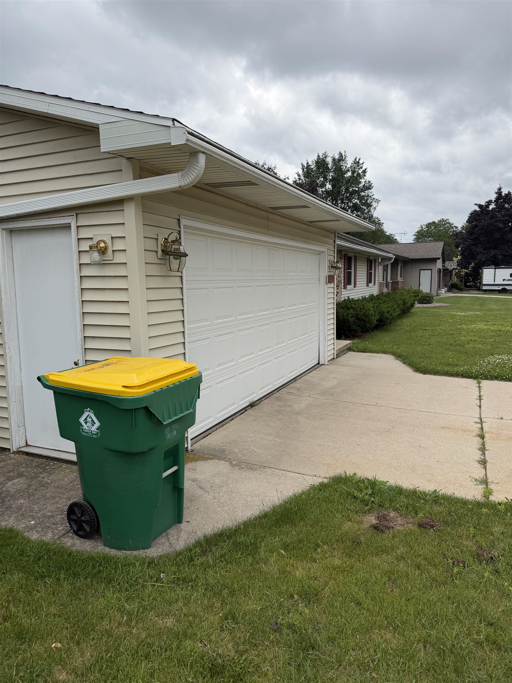 553 Delwiche Road Green Bay, WI 54302 - Photo 4 of 27