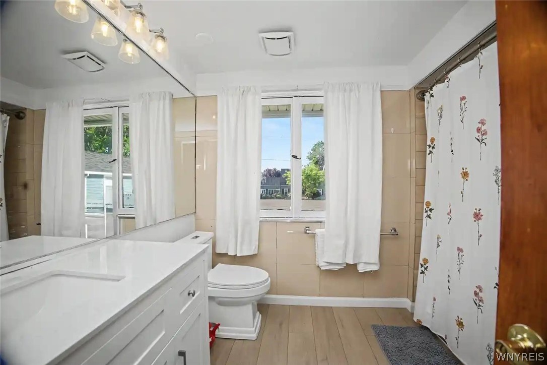 9326 Rivershore Drive Niagara Falls, NY 14304 - Photo 25 of 33 2nd floor bathroom