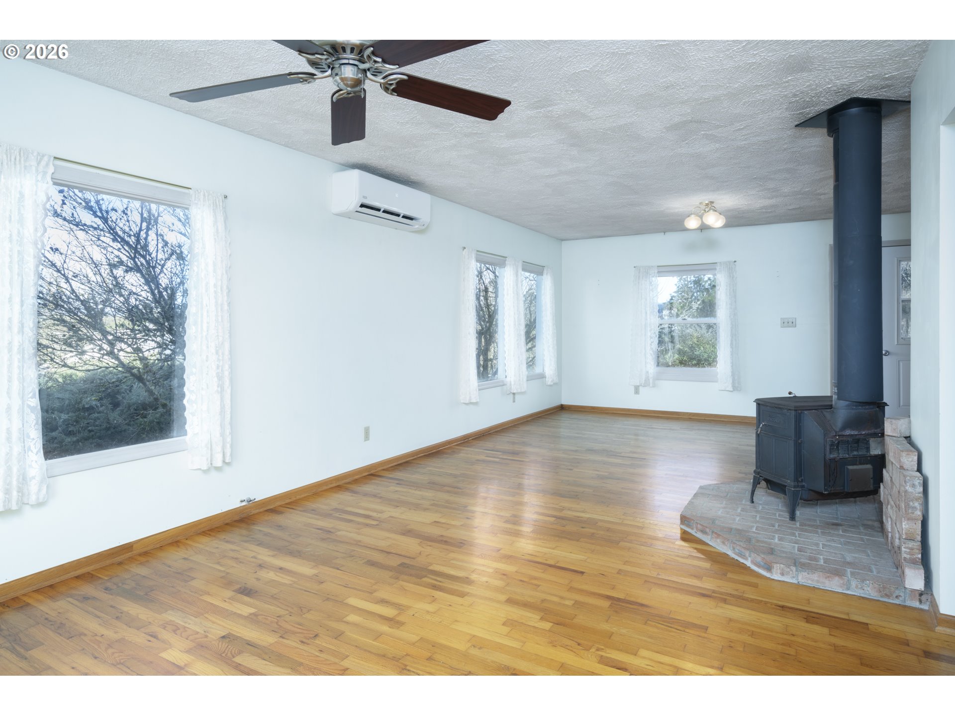 233 Crowsfoot Road Oakland, OR 97462 - Photo 16 of 34 Living Room/Dining Room