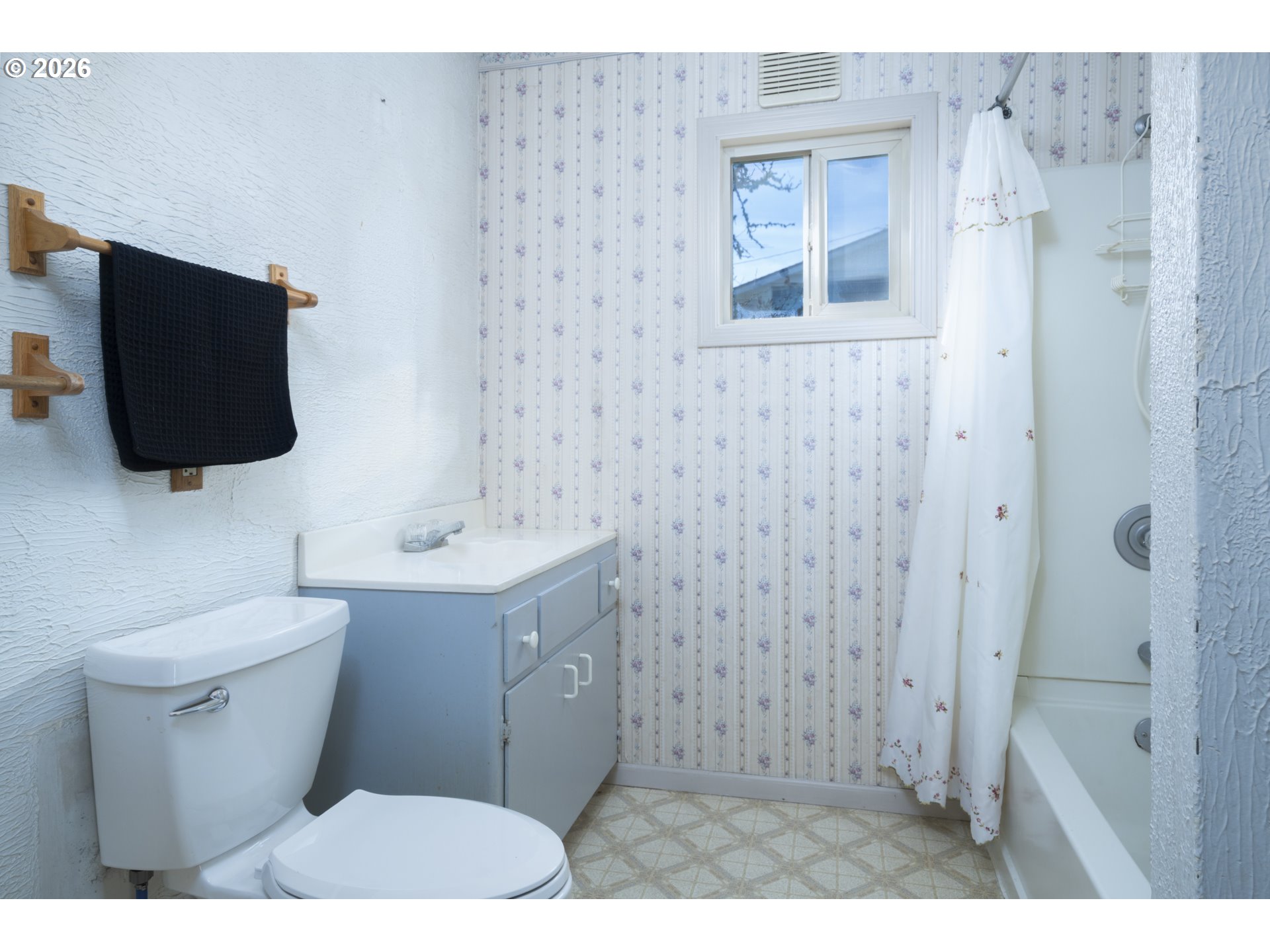 233 Crowsfoot Road Oakland, OR 97462 - Photo 20 of 34 Bathroom