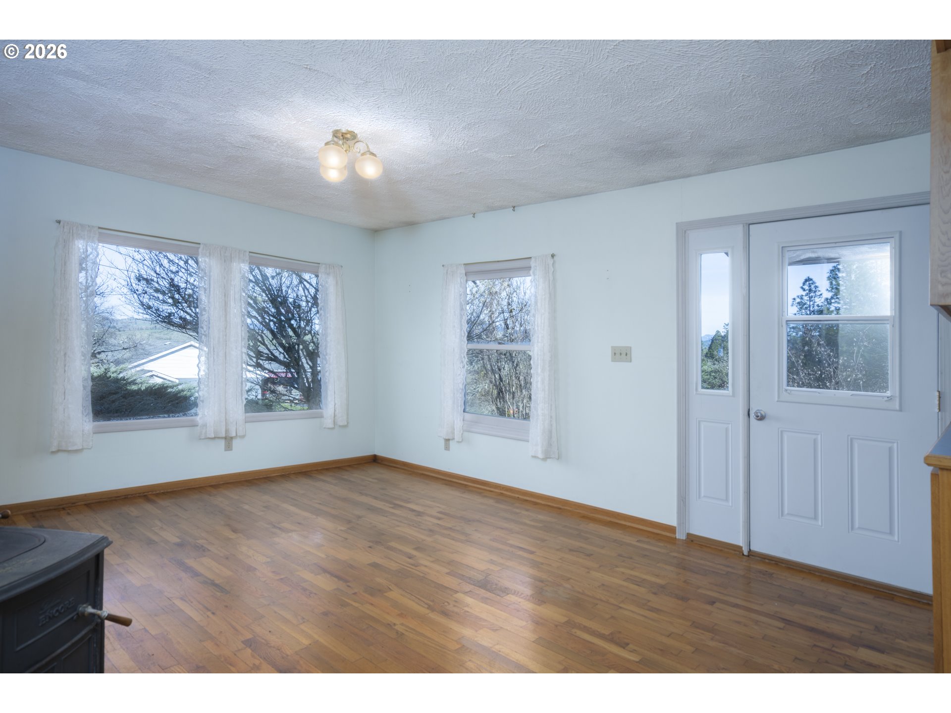 233 Crowsfoot Road Oakland, OR 97462 - Photo 6 of 34 Dining Area