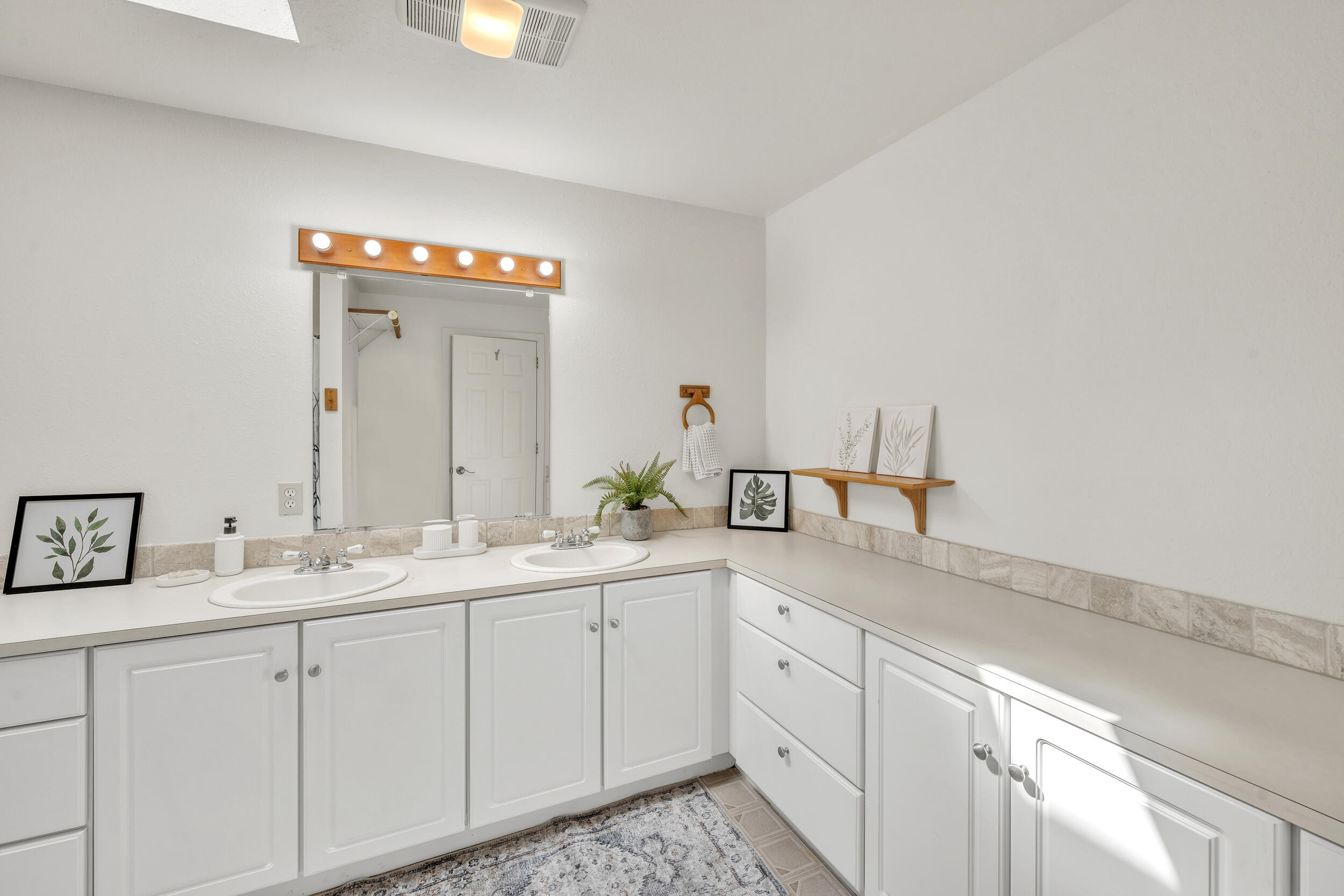 16506 Sprague Loop La Pine, OR 97739 - Photo 27 of 53 Primary Bath