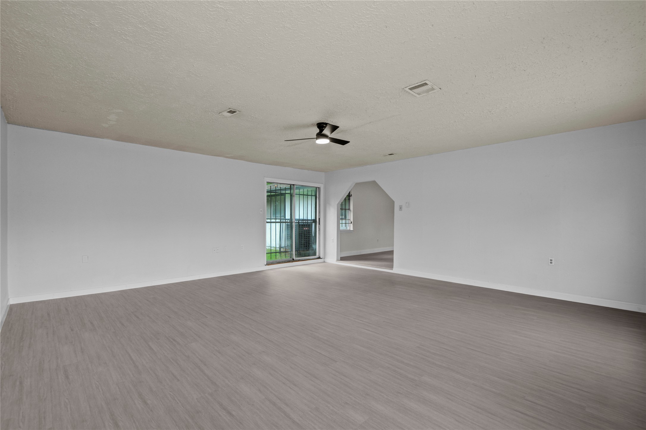 7329 Gleason Road Houston, TX 77016 - Photo 7 of 25