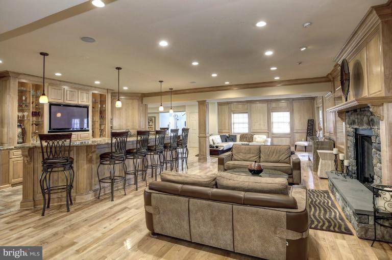 12724 Greenbriar Road Potomac, MD 20854 - Photo 11 of 30 Family Room