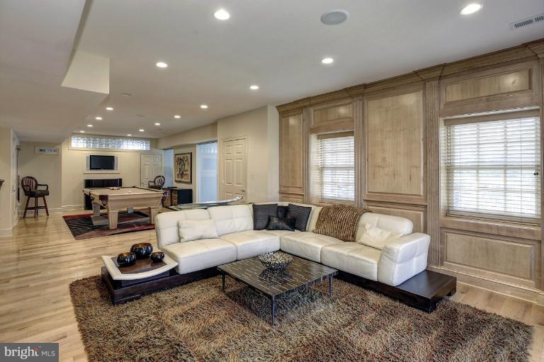 12724 Greenbriar Road Potomac, MD 20854 - Photo 15 of 30 Family Room