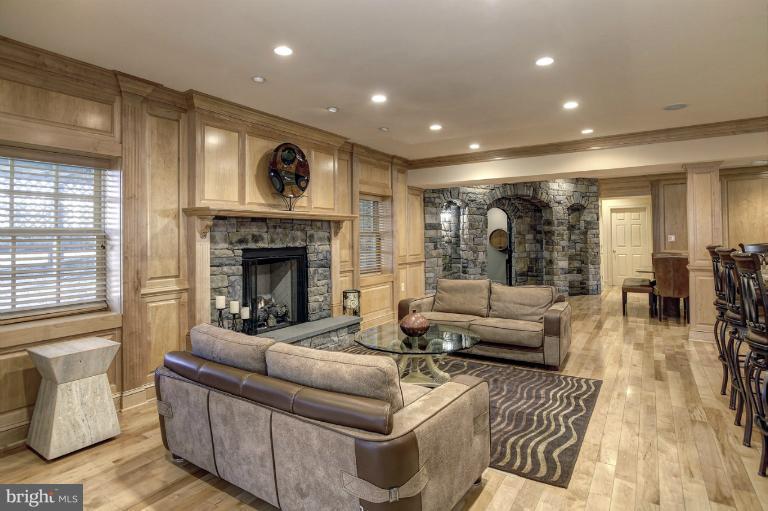 12724 Greenbriar Road Potomac, MD 20854 - Photo 18 of 30 Family Room