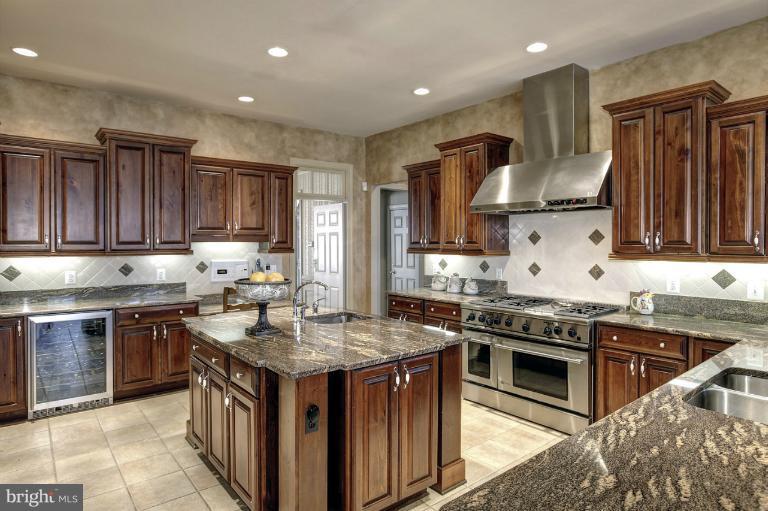 12724 Greenbriar Road Potomac, MD 20854 - Photo 27 of 30 Kitchen
