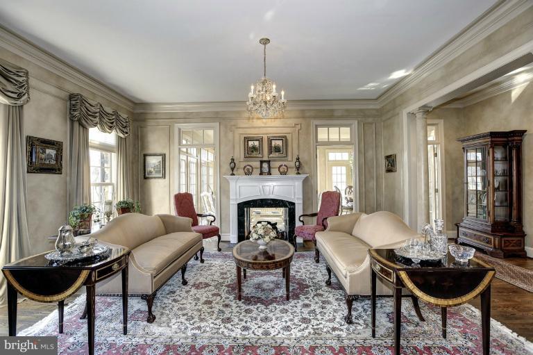 12724 Greenbriar Road Potomac, MD 20854 - Photo 5 of 30 Living Room