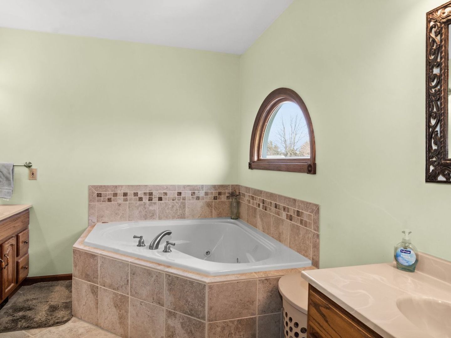 16247 Pratt Road Sandwich, IL 60548 - Photo 23 of 47 a bathroom with a tub and a window