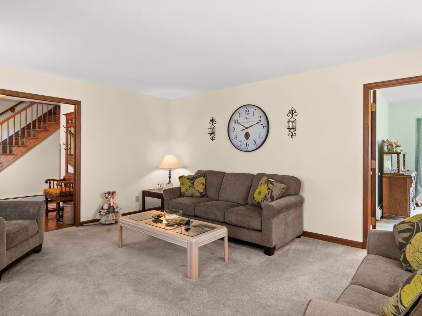16247 Pratt Road Sandwich, IL 60548 - Photo 5 of 47 a living room with furniture and a wall painting