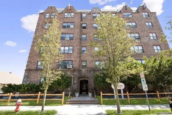 $315,000 | 141 Wyckoff Place, Unit 4A, Woodmere, NY 11598