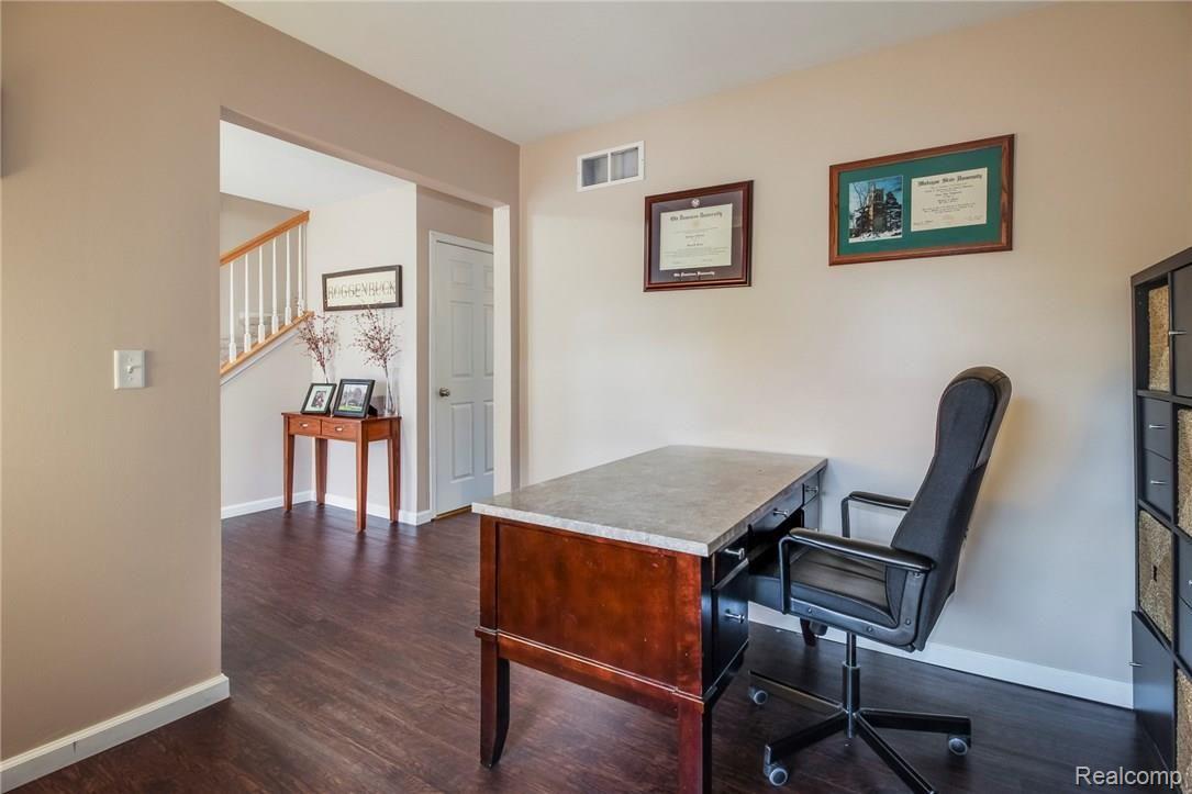 1460 Lee Wood Ridge Road Walled Lake, MI 48390 - Photo 6 of 37 Office/Den