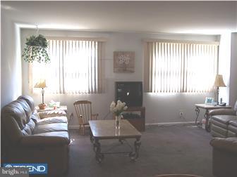 3126 Fairdale Road Philadelphia, PA 19154 - Photo 2 of 10 Living Room