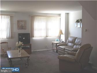 3126 Fairdale Road Philadelphia, PA 19154 - Photo 3 of 10 Living Room