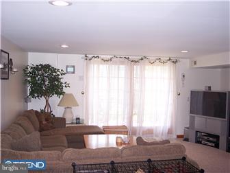 3126 Fairdale Road Philadelphia, PA 19154 - Photo 5 of 10 Family Room