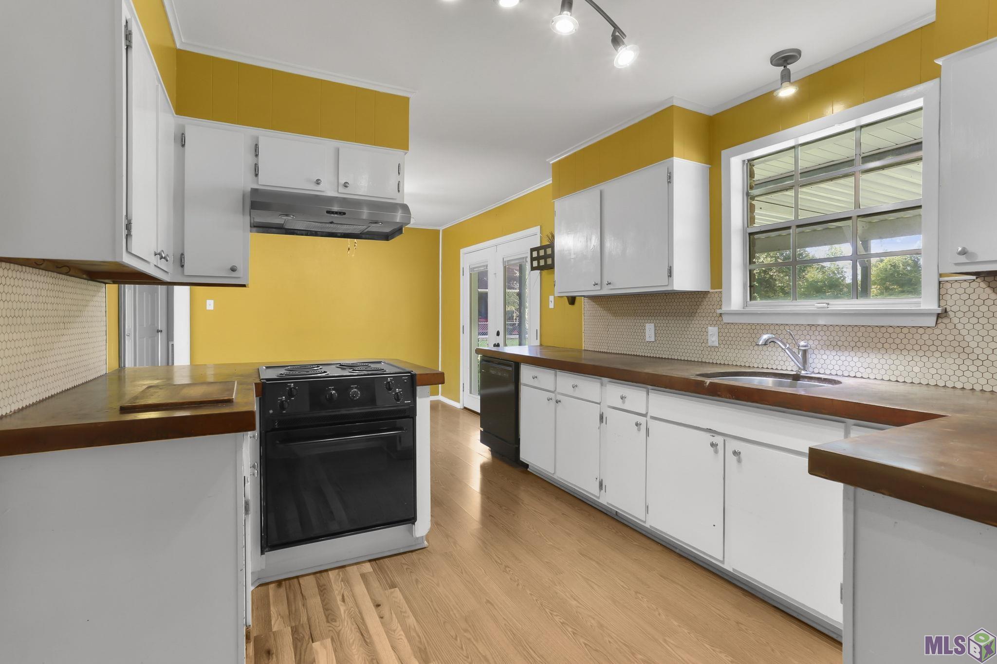 10196 Oliphant Road Baton Rouge, LA 70809 - Photo 3 of 13 kitchen from laundry room