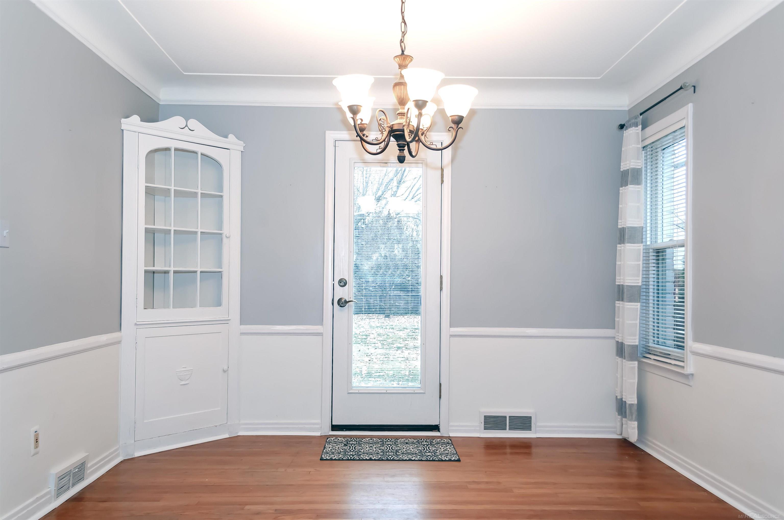 1891 Oxford Road Grosse Pointe Woods, MI 48236 - Photo 9 of 34