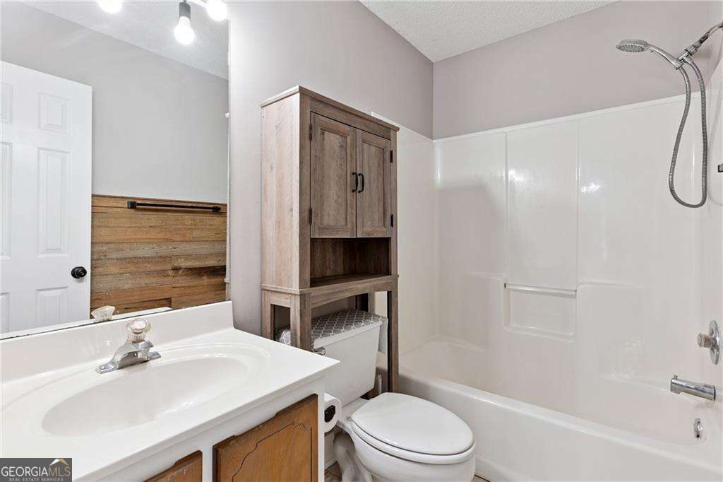 336 Terrapin Trail Brunswick, GA 31525 - Photo 15 of 24 a bathroom with a sink a toilet and shower