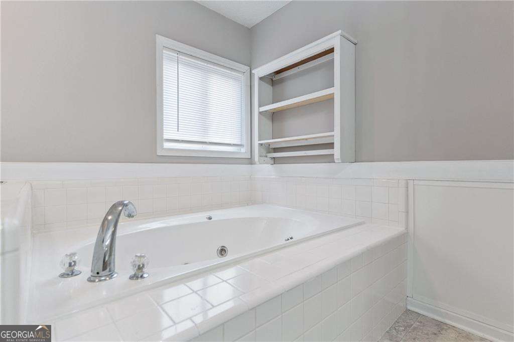 336 Terrapin Trail Brunswick, GA 31525 - Photo 19 of 24 a bathroom with a bathtub and a window
