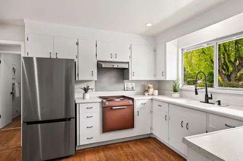 $1,550,000 | 689 Bayport Avenue, San Carlos, CA 94070