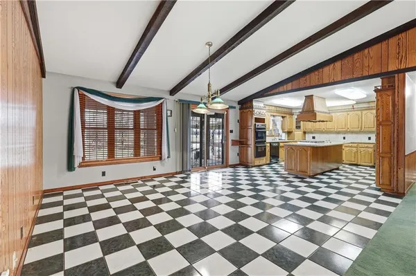 $650,000 | 1055 South 200th Street, Pittsburg, KS 66762