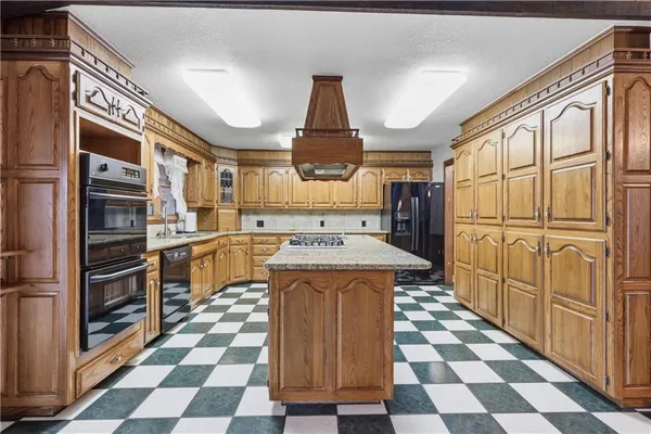 $650,000 | 1055 South 200th Street, Pittsburg, KS 66762