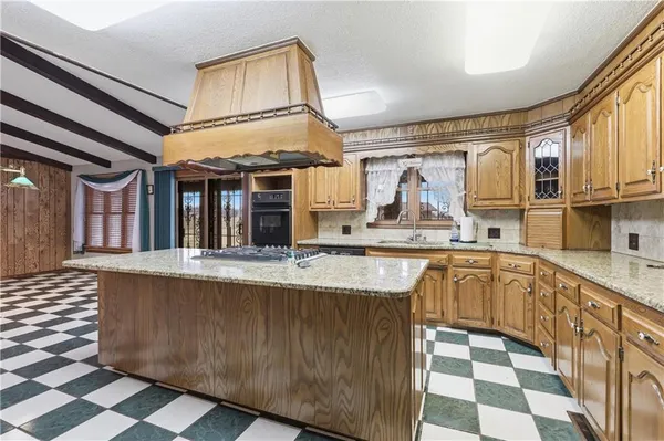 $650,000 | 1055 South 200th Street, Pittsburg, KS 66762