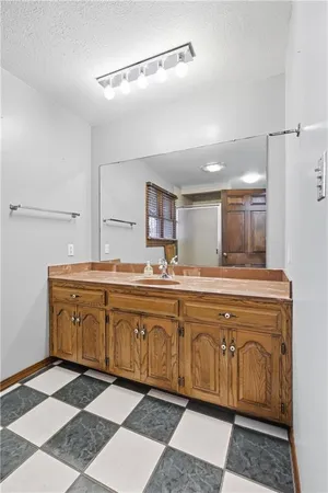 $650,000 | 1055 South 200th Street, Pittsburg, KS 66762