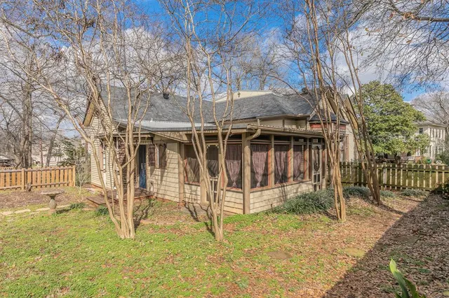 a view of a house with backyard