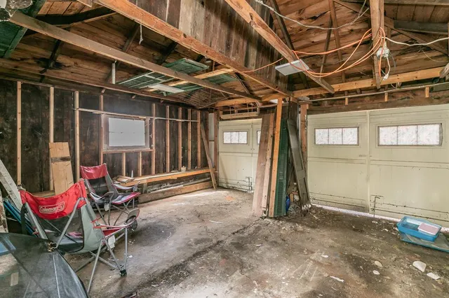 a view of livingroom with furniture