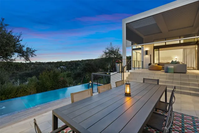 a view of sitting area with seating area